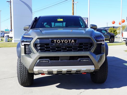 New 2025 Toyota Tacoma Trailhunter image 3