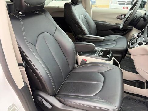Used 2024 Chrysler Pacifica Touring-L FWD image 38