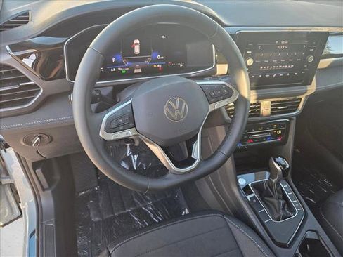 New 2026 Volkswagen Taos SE image 3