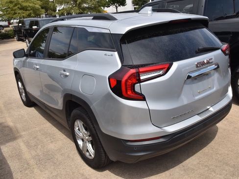 Used 2022 GMC Terrain SLE w/ Driver Convenience Package FWD image 6