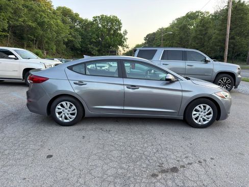 Used 2017 Hyundai Elantra SE FWD image 4