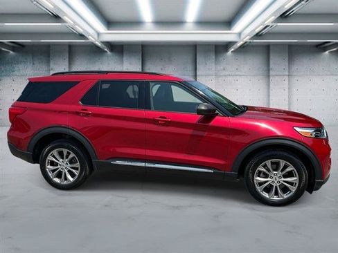 Used 2023 Ford Explorer XLT w/ Equipment Group 202A AWD/4WD image 3