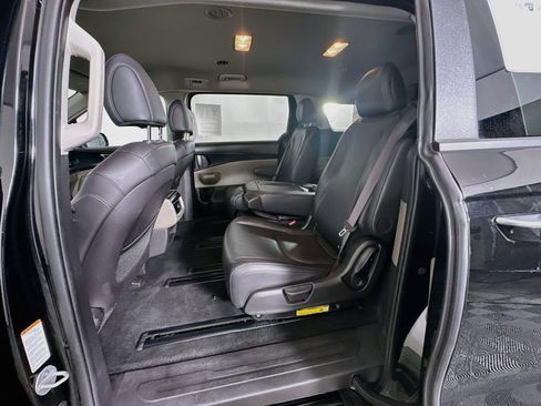 Used 2025 Kia Carnival FWD image 27