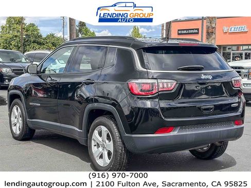 Used 2018 Jeep Compass Latitude w/ Popular Equipment Group FWD image 2
