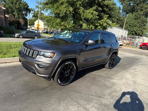 Used 2017 Jeep Grand Cherokee Altitude AWD/4WD image 7
