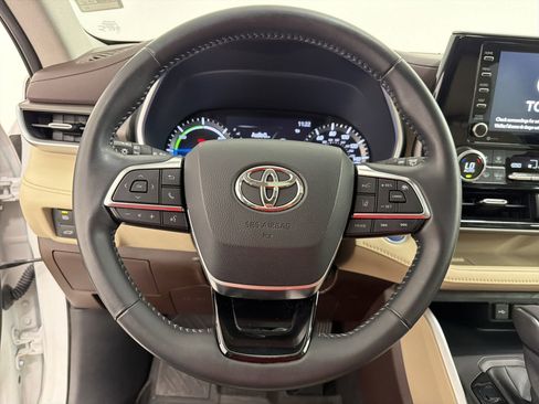 Used 2021 Toyota Highlander XLE AWD/4WD image 17