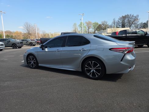 Used 2019 Toyota Camry SE image 3
