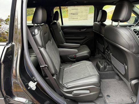 New 2025 Jeep Grand Cherokee L Altitude image 23