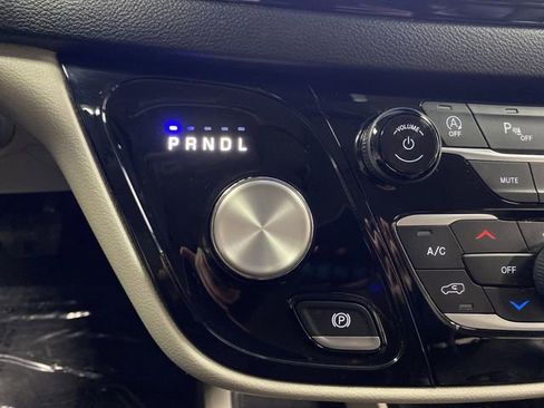 Used 2022 Chrysler Pacifica Touring-L image 20