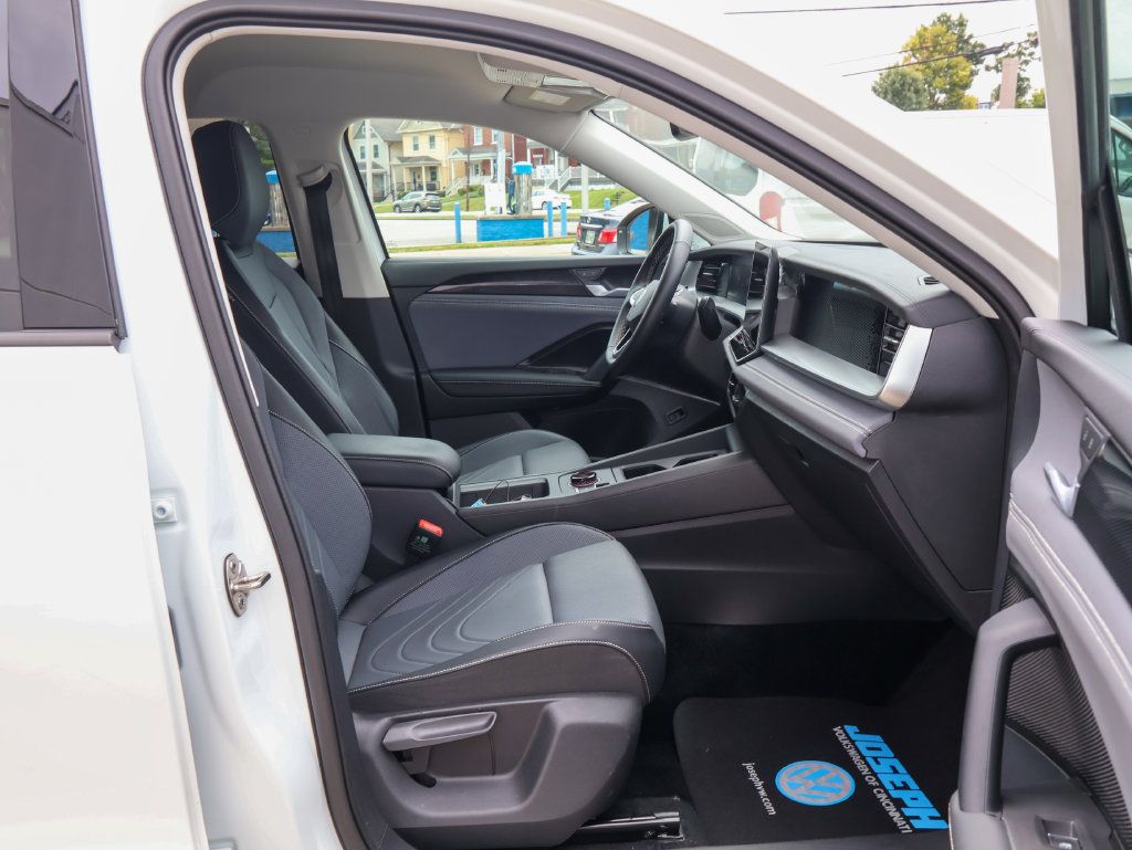 Used 2025 Volkswagen Tiguan SE AWD/4WD image 29