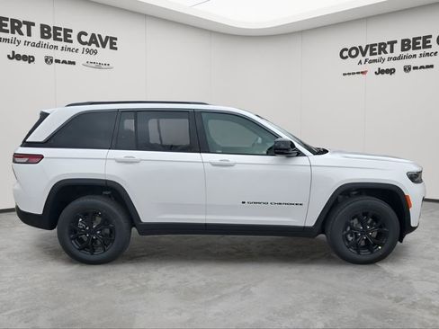 New 2026 Jeep Grand Cherokee Altitude image 11