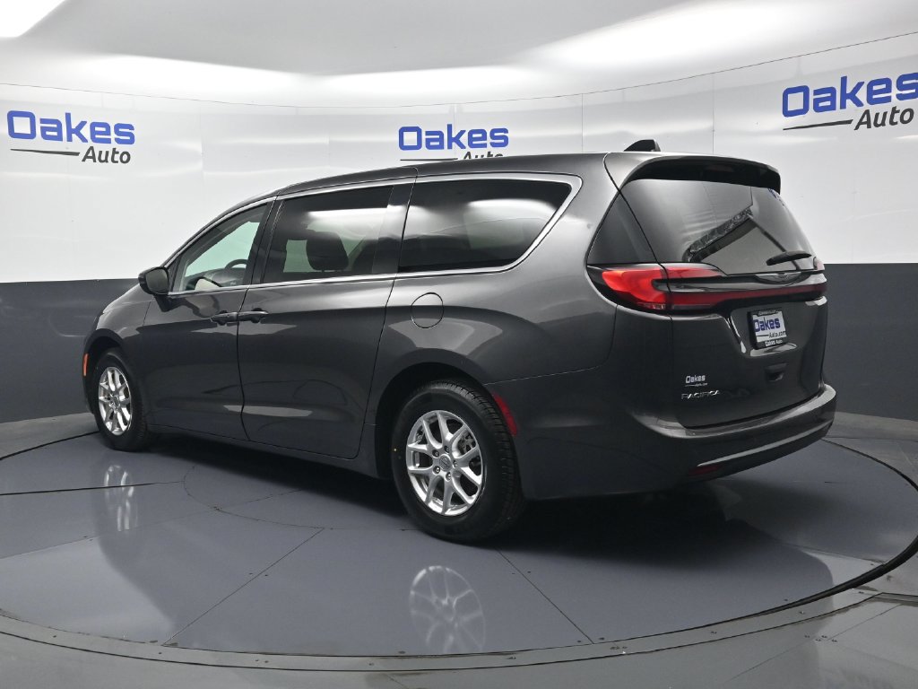 Used 2023 Chrysler Pacifica Touring-L FWD image 5