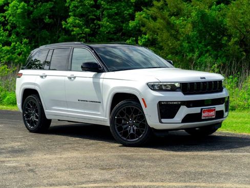 New 2026 Jeep Grand Cherokee Summit AWD/4WD image 2