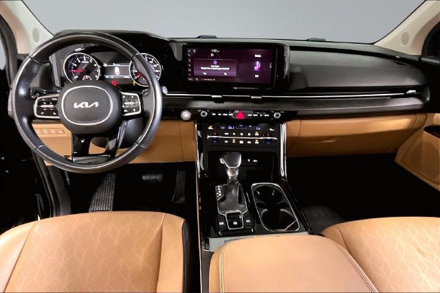 Used 2023 Kia Carnival EX FWD image 7