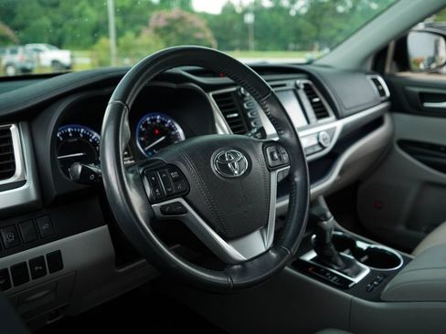 Used 2019 Toyota Highlander Limited FWD image 6