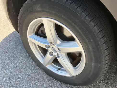Used 2017 Ford Explorer XLT AWD/4WD image 9