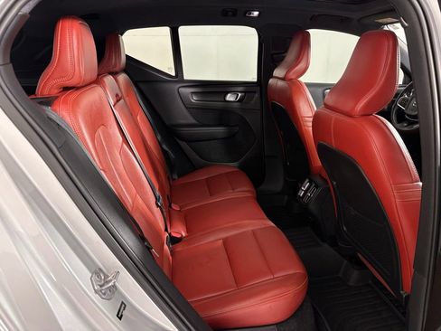 Used 2019 Volvo XC40 T5 Momentum image 38