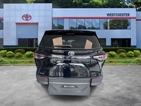 Used 2026 Toyota Sienna LE FWD image 6