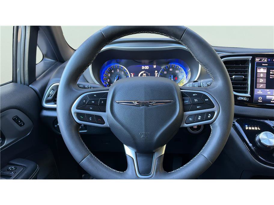 Used 2025 Chrysler Pacifica Select FWD image 36