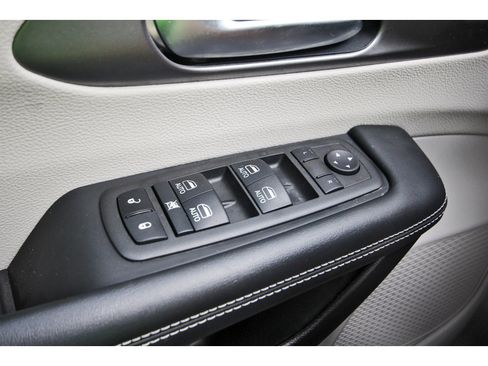 Used 2022 Chrysler Pacifica Touring-L w/ Uconnect Theater Family Group FWD image 22