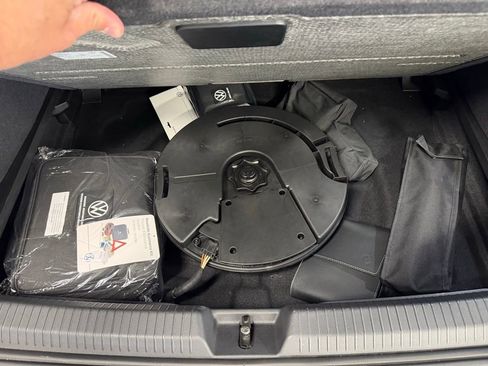 Used 2024 Volkswagen Golf R image 40