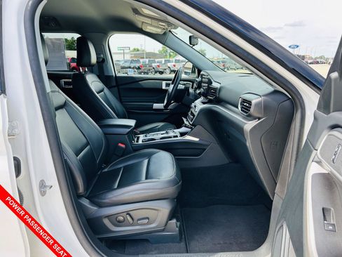 Used 2024 Ford Explorer XLT w/ Equipment Group 202A AWD/4WD image 34