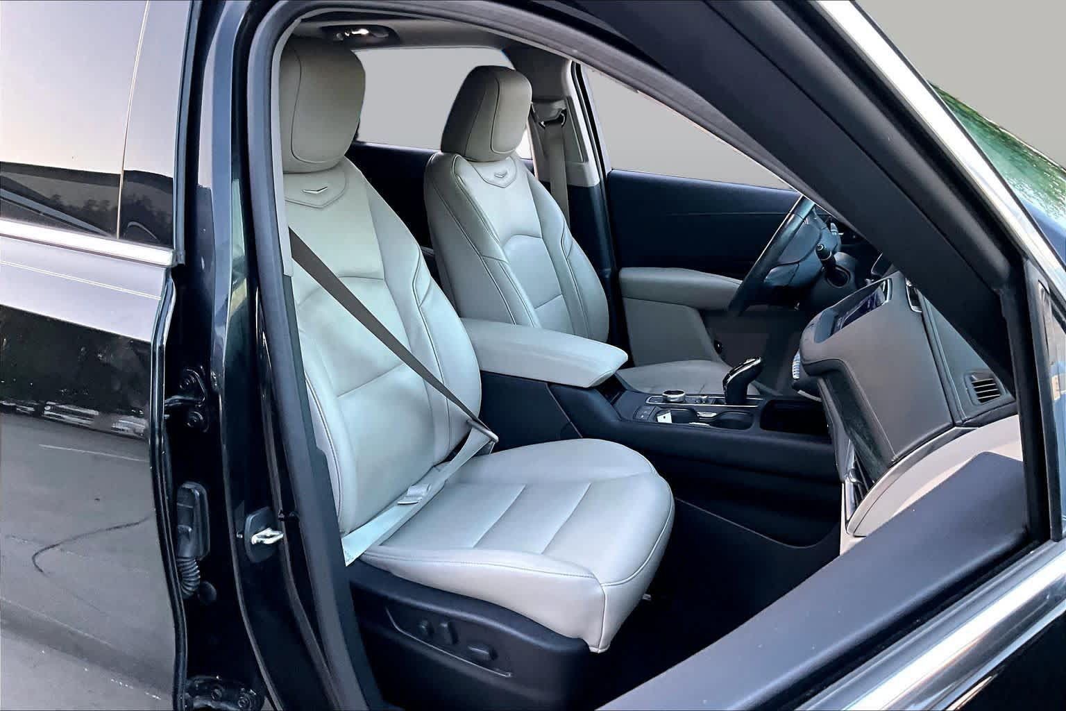 Used 2020 Cadillac XT4 Premium Luxury w/ Cold Weather Package FWD image 9