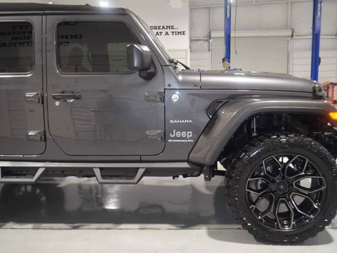 Used 2024 Jeep Wrangler Unlimited Sahara AWD/4WD image 7