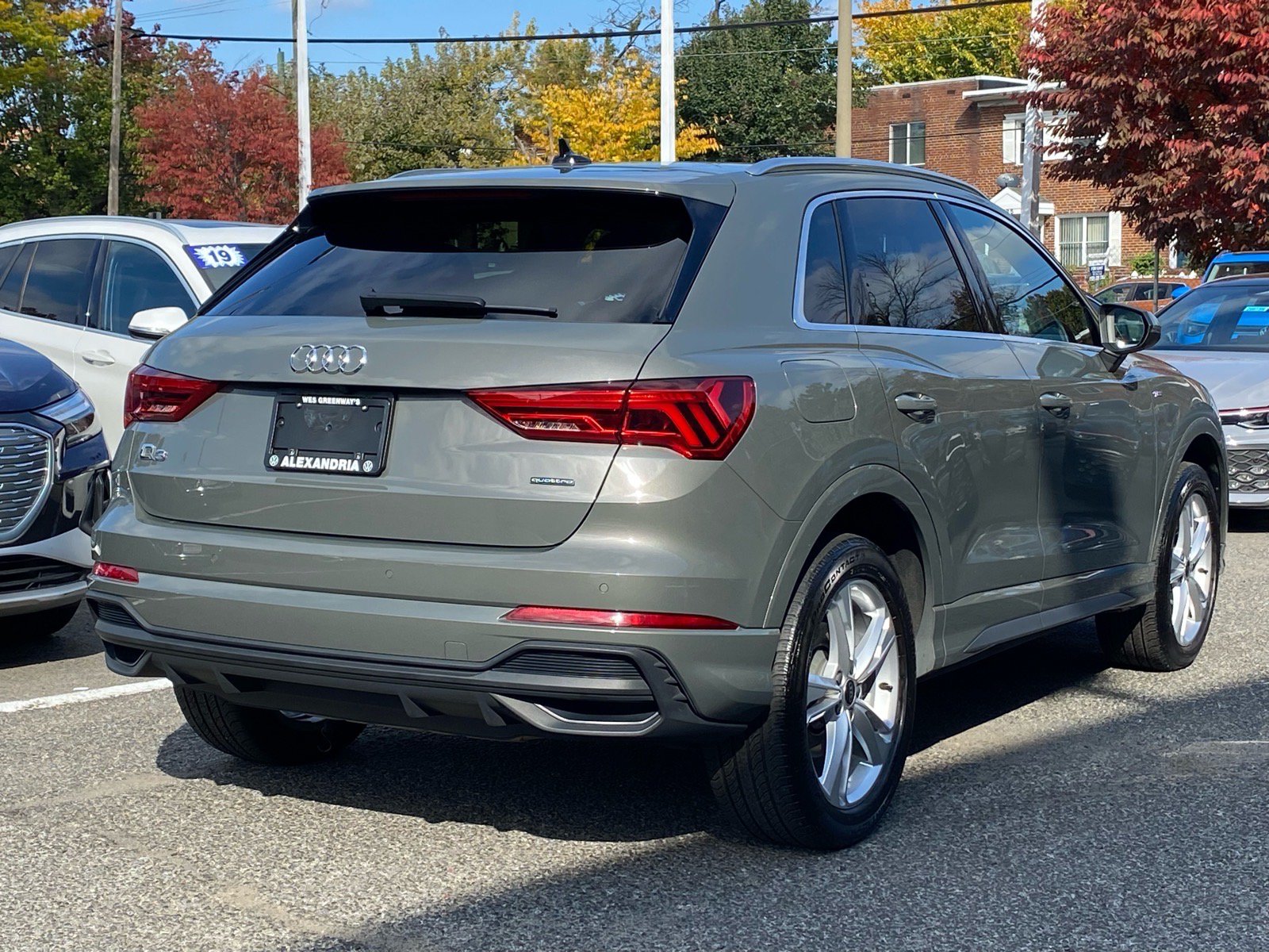Used 2024 Audi Q3 2.0T Premium w/ Convenience Package AWD/4WD image 2