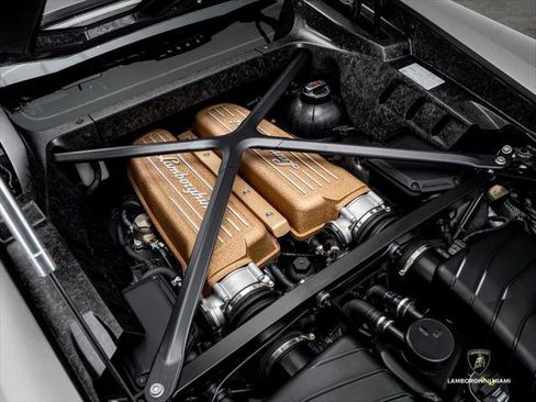 Used 2018 Lamborghini Huracan Performante AWD/4WD image 21