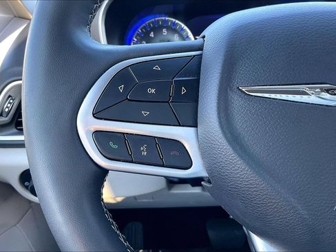 Used 2024 Chrysler Pacifica Touring-L image 16