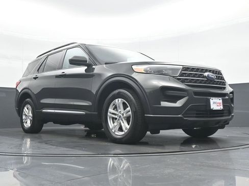 Used 2023 Ford Explorer XLT AWD/4WD image 34
