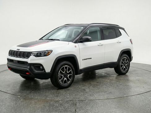 Used 2025 Jeep Compass Trailhawk AWD/4WD image 3