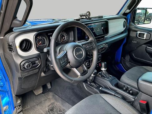 Used 2024 Jeep Gladiator Sport AWD/4WD image 17