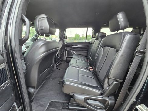 Used 2024 Jeep Wagoneer L Series II w/ Flexible Seating Group AWD/4WD image 16