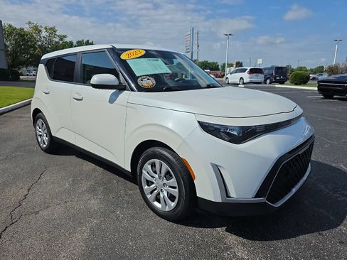 Used 2023 Kia Soul LX FWD image 4