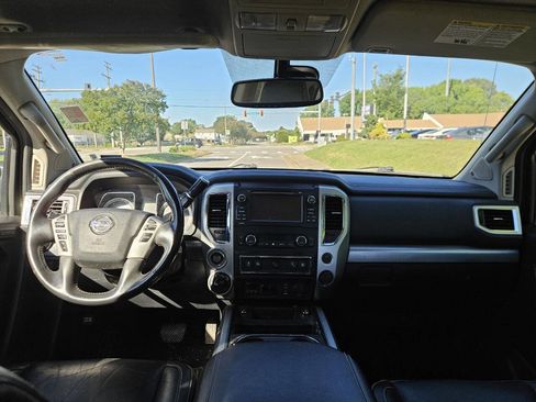 Used 2018 Nissan Titan PRO-4X w/ Pro-4x Convenience Package AWD/4WD image 17