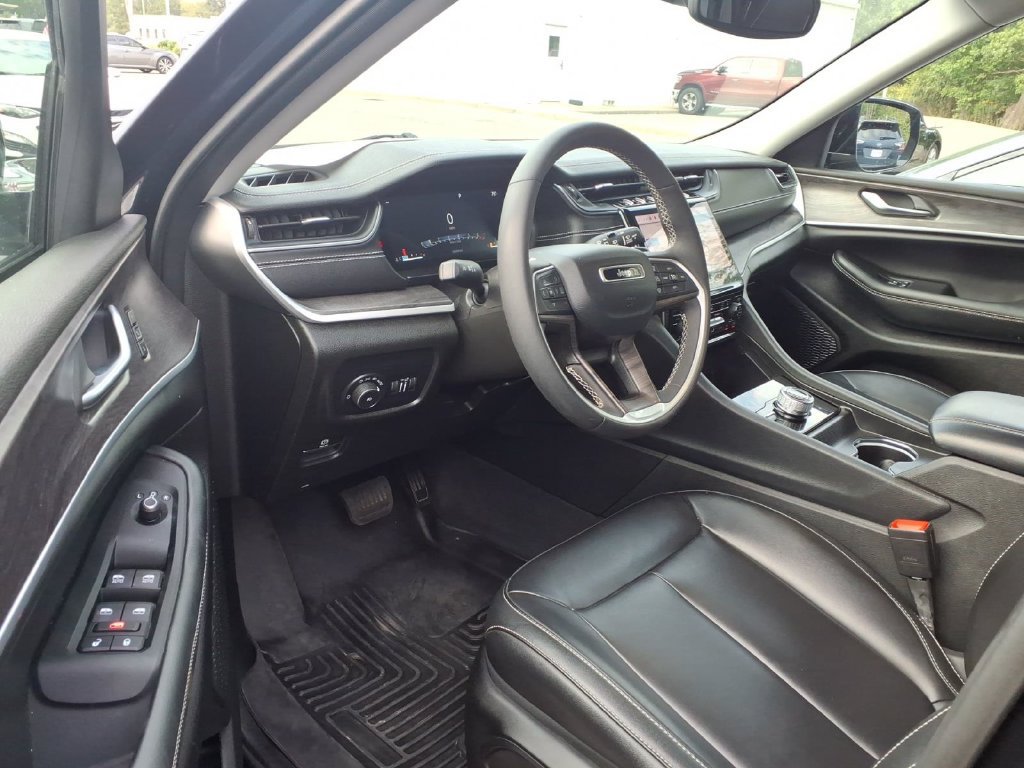 Used 2023 Jeep Grand Cherokee L Limited AWD/4WD image 6