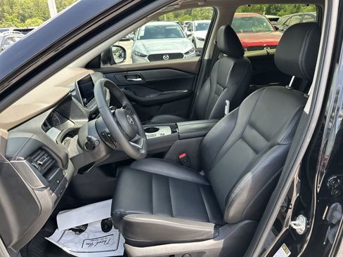 Used 2023 Nissan Rogue SV w/ SV Premium B Package FWD image 3