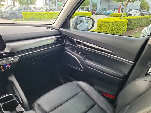 Used 2025 Kia Telluride LX image 19