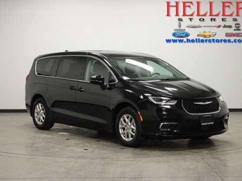 Used 2024 Chrysler Pacifica Touring-L image 1