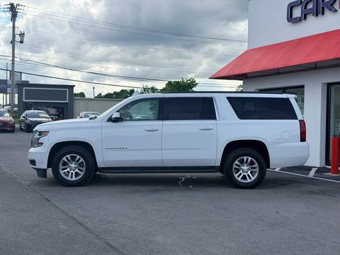 Used 2018 Chevrolet Suburban LT RWD image 3