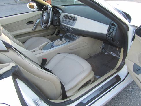 Used 2004 BMW Z4 2.5i image 22