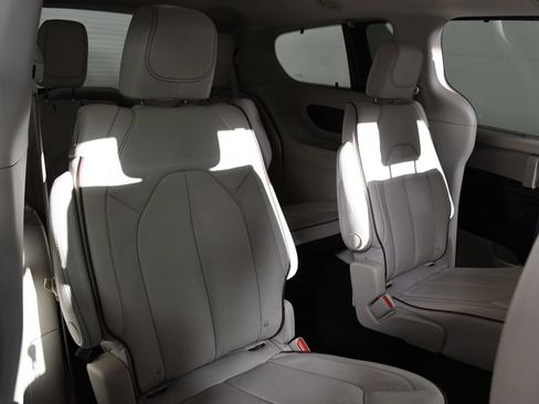 Used 2017 Chrysler Pacifica Limited w/ Advanced Safetytec Group FWD image 21