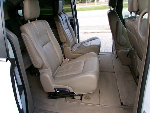 Used 2015 Chrysler Town & Country Touring image 7