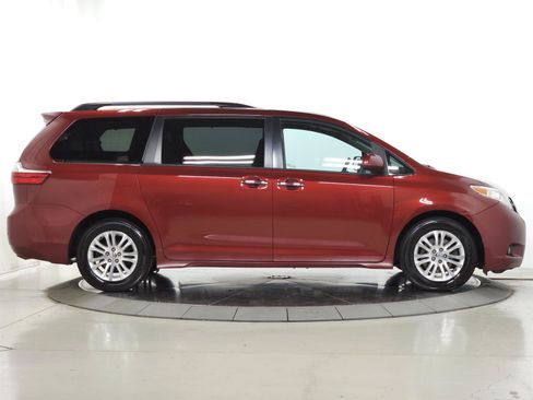 Used 2017 Toyota Sienna XLE w/ XLE Navigation Package FWD image 10