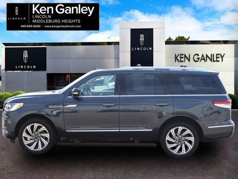 Used 2022 Lincoln Navigator Reserve AWD/4WD image 4