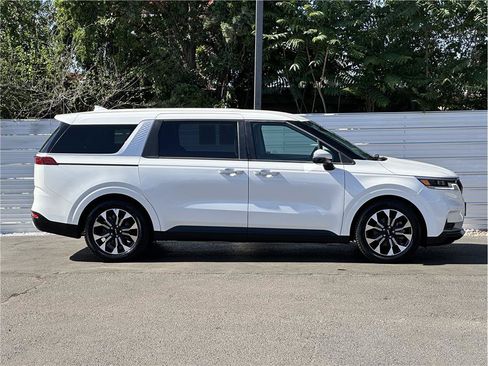 Used 2022 Kia Carnival EX FWD image 9
