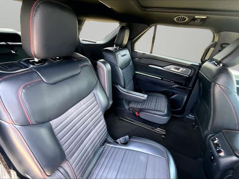 Used 2025 Ford Explorer ST-Line w/ Premium Package AWD/4WD image 17