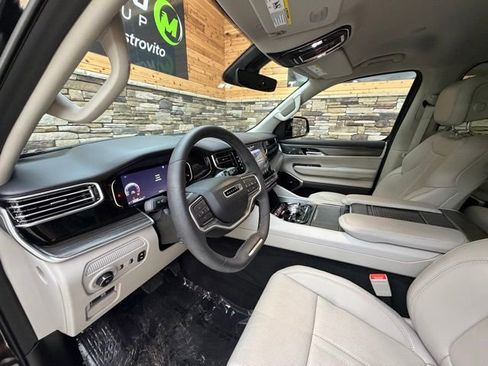 Used 2023 Jeep Wagoneer Series III w/ Preferred Equipment Group AWD/4WD image 10